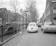 880518 Gezicht van het verkeer op de Nieuwegracht te Utrecht ter hoogte van de Magdalenastraat (rechts), met links de ...